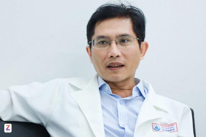 Bác sĩ Đỗ Nguyên Tín thực hiện trình diễn ca can thiệp tim mạch theo lời mời từ phía Nhật Bản. (Ảnh: Khương Nguyễn)