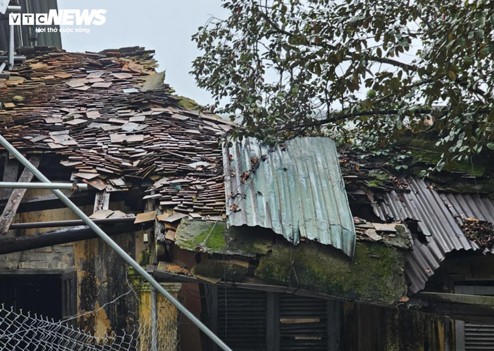 Khâm Thiên Giám từng bị người dân thay đổi kết cấu để sử dụng thành nơi sinh sống, hiện nay di tích này đổ nát, hoang tàn.