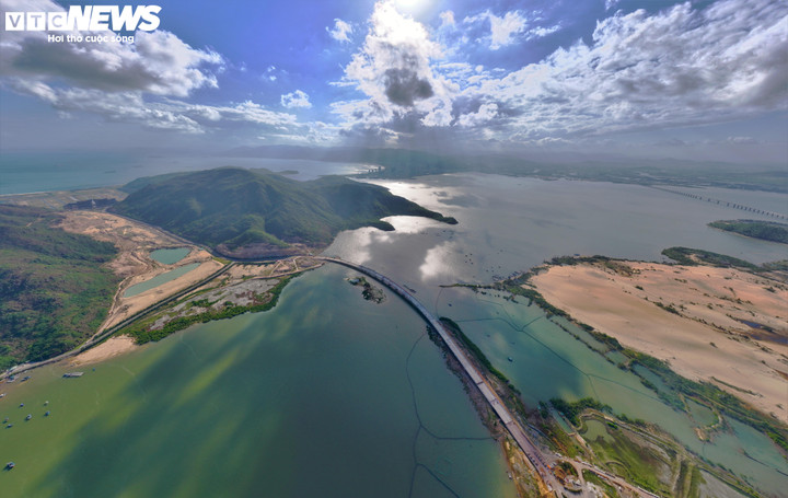 Từ trên cao, có thể thấy cầu Hải Giang là "mảnh ghép" quan trọng cho ngành Du lịch Gia Lai, nối liền nhịp sống hối hả của đất liền với vẻ đẹp nguyên sơ, kỳ vỹ của các bán đảo.