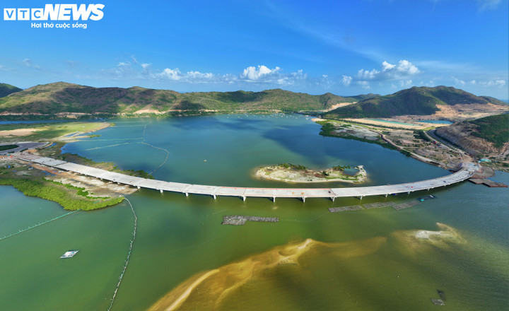 Trước đó, cầu Hải Giang được hợp long vào ngày 17/12, dự kiến sẽ thông xe kỹ thuật và nghiệm thu đưa vào sử dụng từ tháng 2/2026.