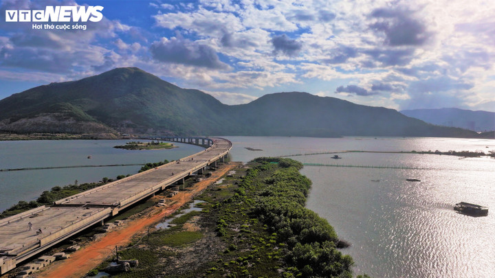 Theo đại diện tổng thầu thi công, đơn vị đang huy động tối đa thiết bị và nhân lực nhằm đảm bảo tiến độ, chất lượng công trình, sớm đưa tuyến cầu vào khai thác đúng kế hoạch.