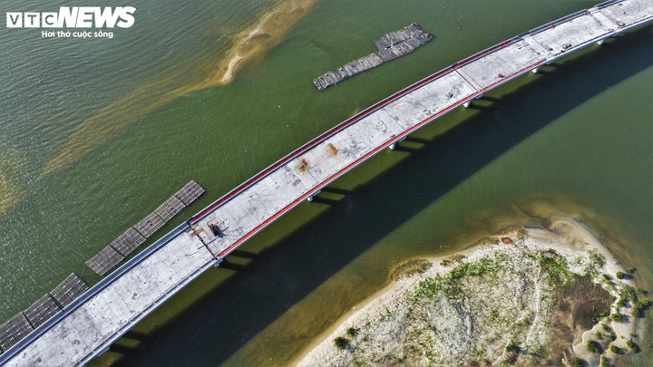 Đến thời điểm này, dự án cầu Hải Giang hoàn thành hơn 90% khối lượng công việc và sẽ được thảm nhựa trong những ngày tới.