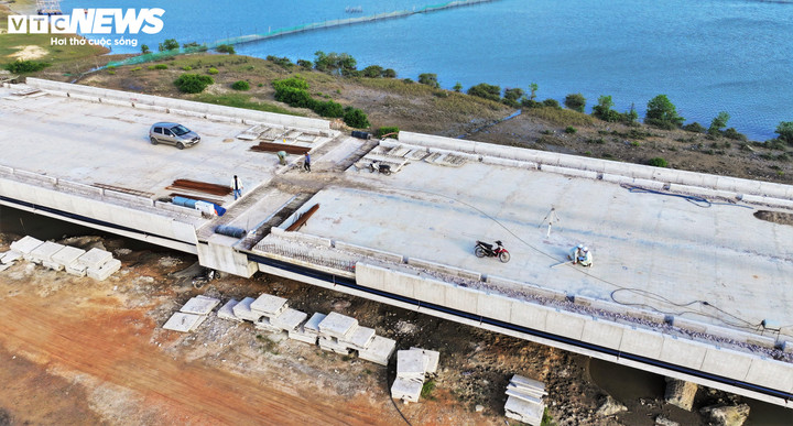 Các đơn vị thi công vẫn đang tập trung hoàn thiện bản mặt cầu, lan can, hệ thống thoát nước…