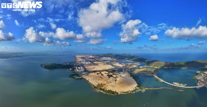 Trước đây, du khách chỉ có thể tiếp cận các bán đảo tại Quy Nhơn bằng đường thủy hoặc những cung đường đèo hiểm trở. Cầu Hải Giang chính là "chìa khóa" mở thông cung đường một cách thuận lợi gấp nhiều lần.