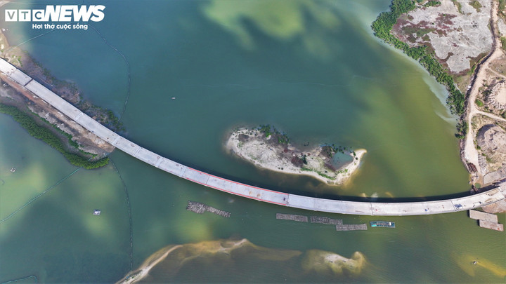 Khi đưa vào khai thác, cầu Hải Giang tạo tuyến giao thông mới, rút ngắn khoảng 3km quãng đường di chuyển bằng đường bộ, đường thủy từ trung tâm Quy Nhơn đến các bán đảo trước đó.