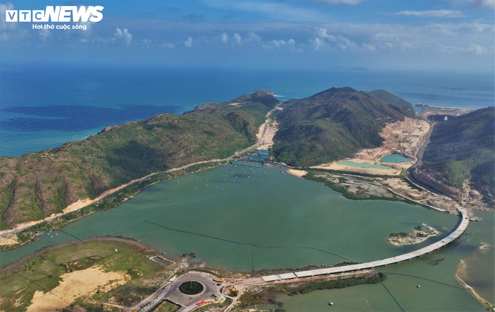 Được UBND tỉnh Bình Định cũ (nay là tỉnh Gia Lai) đồng ý chủ trương cho triển khai xây dựng vào tháng 4/2020 với tổng vốn đầu tư hơn 500 tỷ đồng, cầu Hải Giang là công trình giao thông – cầu đường bộ cấp III có hình cánh cung, tổng chiều dài gần 2km gồm 22 nhịp cầu và bề rộng cầu 18m.