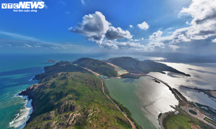 Công trình cầu vượt biển Hải Giang thuộc điểm cuối của tuyến đường nối dài trục Khu kinh tế Nhơn Hội (phường Quy Nhơn Đông, tỉnh Gia Lai) đang bước vào giai đoạn hoàn thiện những hạng mục cuối.