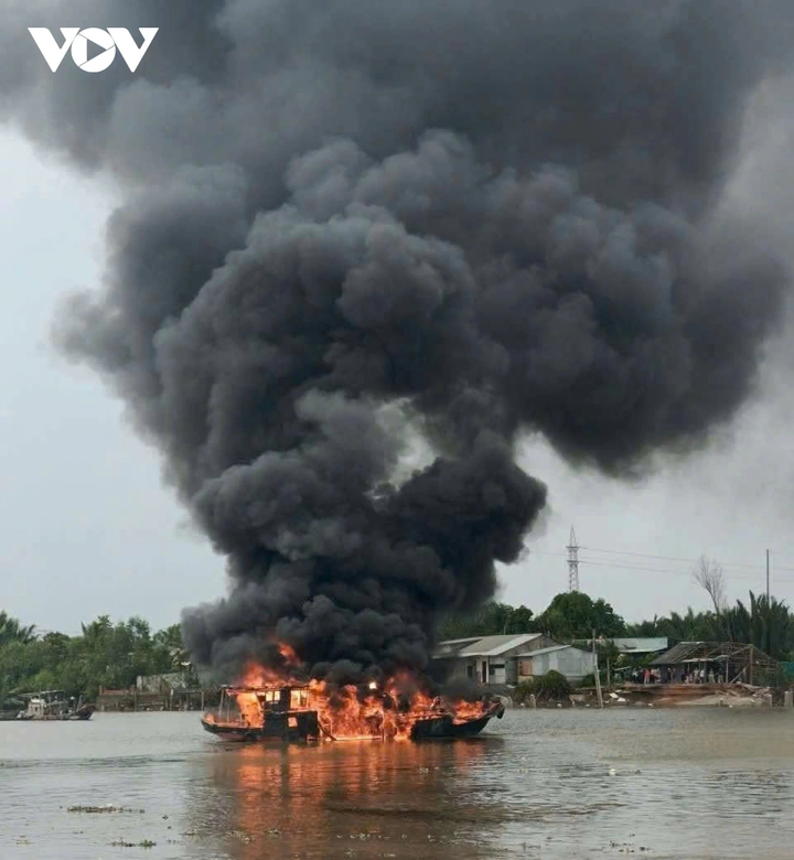 Ghe chở hàng cháy ngùn ngụt trên sông Cần Giuộc. (Ảnh: TC)