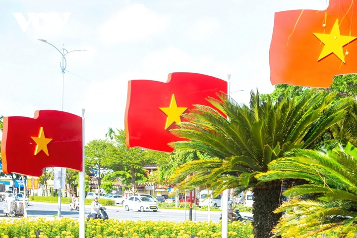 Đường phố Đà Nẵng rực rỡ cờ hoa chào mừng Đại hội lần thứ XIV của Đảng.