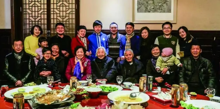 Bà Jiang chụp ảnh cùng các con cháu. (Ảnh: Baidu)