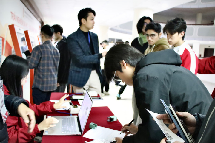 Không khí nghiêm túc tại hành lang các phòng thi trước giờ thi chính thức.