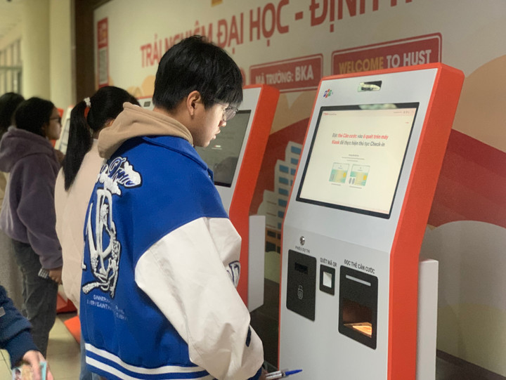 Sáng 24/1, tại "đại bản doanh" TSA của ĐH Bách Khoa Hà Nội, hơn 1.500 thí sinh được trải nghiệm hệ thống check-in tự động.