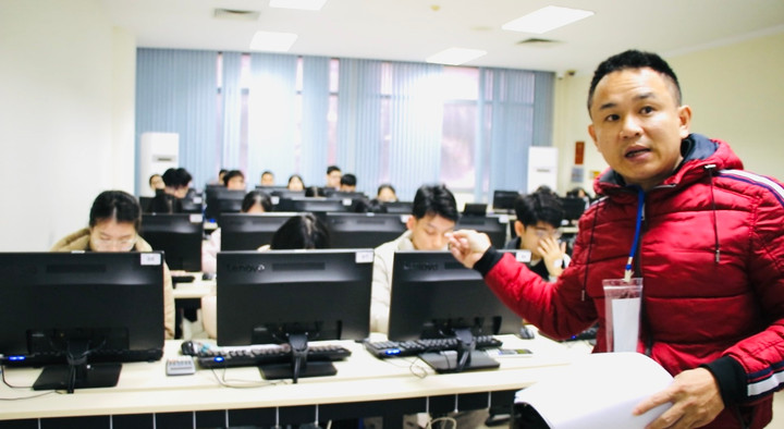 Cán bộ coi thi hướng dẫn thí sinh trong phòng thi.