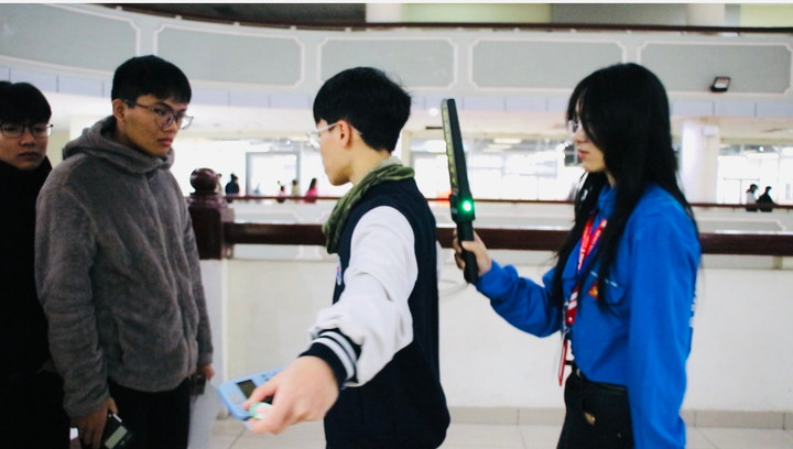 Kiểm tra an ninh đảm bảo thí sinh không mang theo các thiết bị điện tử vào phòng thi.