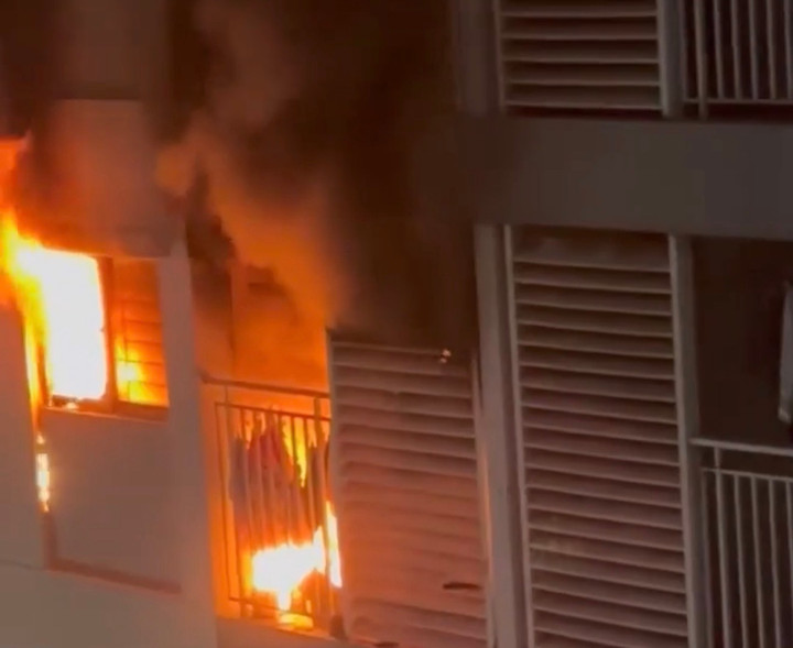 Lửa bùng lên trong căn hộ chung cư. ( Ảnh chụp màn hình)