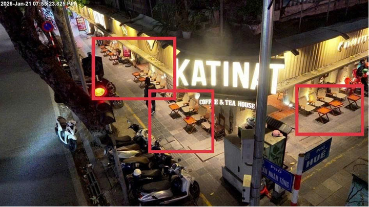 Vi phạm sử dụng trái phép vỉa hè để kinh doanh dịch vụ ăn uống tại trước cửa số 98 Phố Huế, phường Hai Bà Trưng.