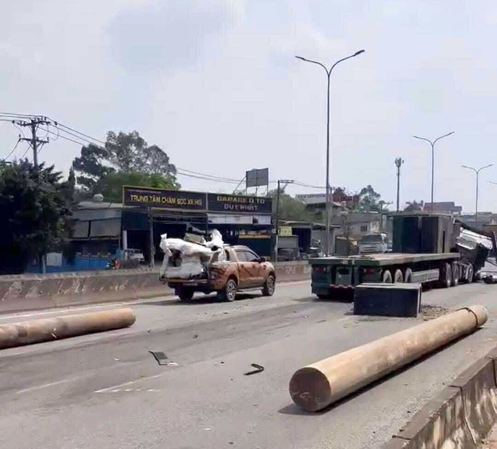 Các cột sắt dùng để cố định các khối sắt rơi giữa đường.