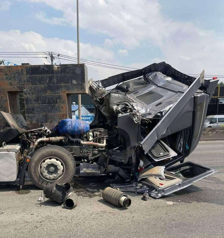 Khối sắt hàng chục tấn đè cabin xe đầu kéo biến dạng hoàn toàn.