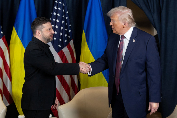Tổng thống Ukraine Volodymyr Zelensky và Tổng thống Mỹ Donald Trump bên lề Diễn đàn Kinh tế Thế giới (WEF) lần thứ 56 tại Davos, Thụy Sĩ, ngày 22/1/2026. (Ảnh: Văn phòng Tổng thống Ukraine/REUTERS)