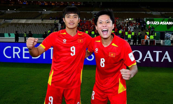 Nguyễn Thái Quốc Cường (bên phải) là một trong số các cầu thủ U23 Việt Nam đá luân lưu 11m thành công.