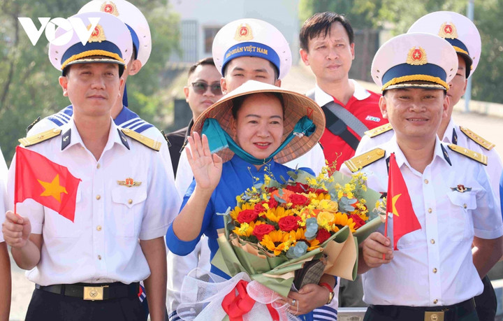 Quân dân tiễn đoàn công tác vượt sóng ra khơi, mang quà tết nghĩa tình tặng cán bộ, chiến sĩ các nhà giàn, tàu trực và Đặc khu Côn Đảo