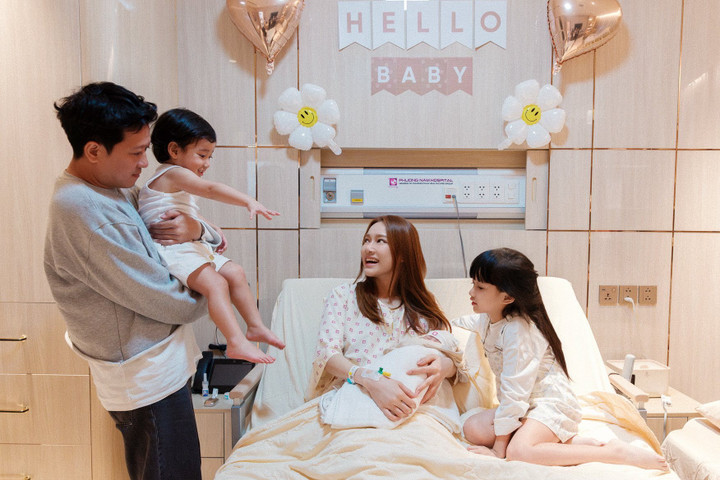 Nhã Phương - Trường Giang hạnh phúc đón con thứ 3 chào đời.