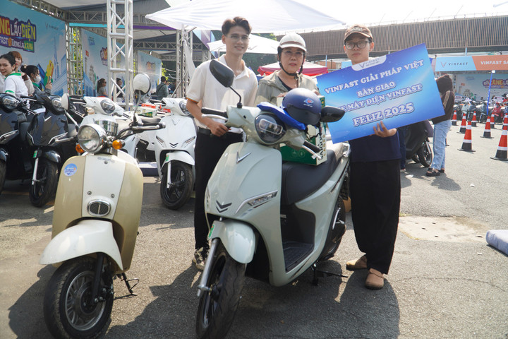 Chị Hương (giữa) bên chiếc xe Feliz mua cho con gái.