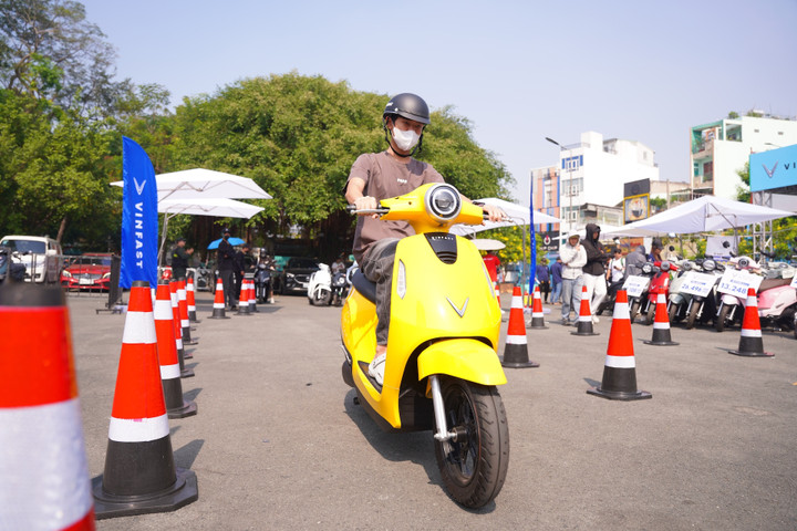 Khách hàng được trải nghiệm lái thử các dòng xe máy điện VinFast.