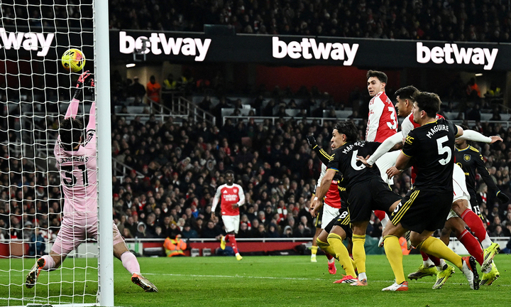 Lammens cản phá. (Ảnh: Reuters)