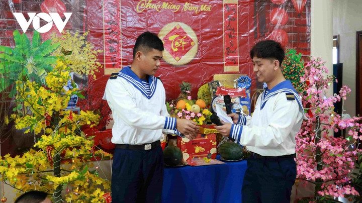 Chương trình giao lưu giữa cán bộ, chiến sĩ Nhà giàn DK I/10