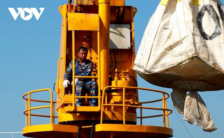 Hàng hóa, quà tết được vận chuyển lên xuồng máy