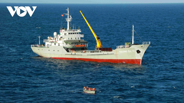 Tàu Trường Sa 01 neo đậu tại Cụm Phúc Nguyên đưa đoàn công tác và quà tết lên Nhà giàn DKI/15