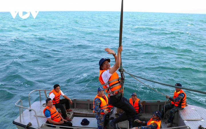 Có những nơi sóng lớn, đoàn công tác phải đu dây lên nhà giàn (Trong ảnh: Đại tá Lại Thế Công - Phòng Chính trị, Vùng 2 Hải quân lên Nhà giàn DK 1/10 Bãi cạn Cà Mau)