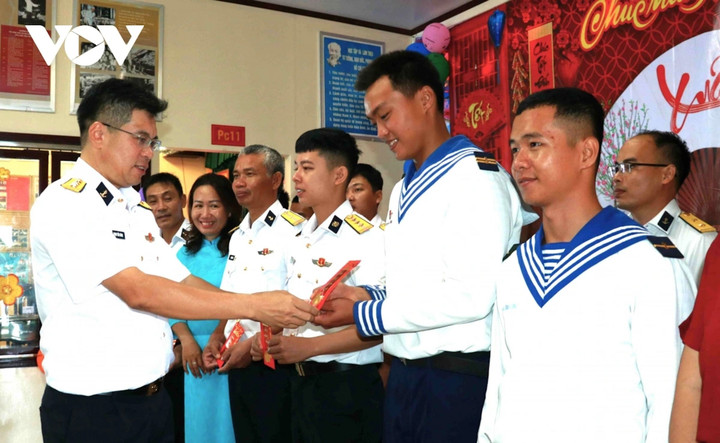 Đại tá Phạm Tiến Dũng, Phó Tham mưu trưởng Vùng 2 Hải quân lì xì đầu năm mới cho cán bộ, chiến sĩ Nhà giàn DK I - 15