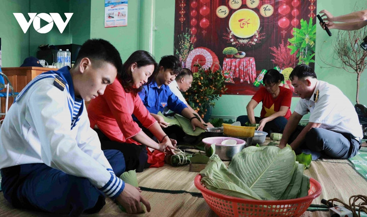 Quân dân xum vầy gói bánh chưng tại Nhà giàn DK I/15