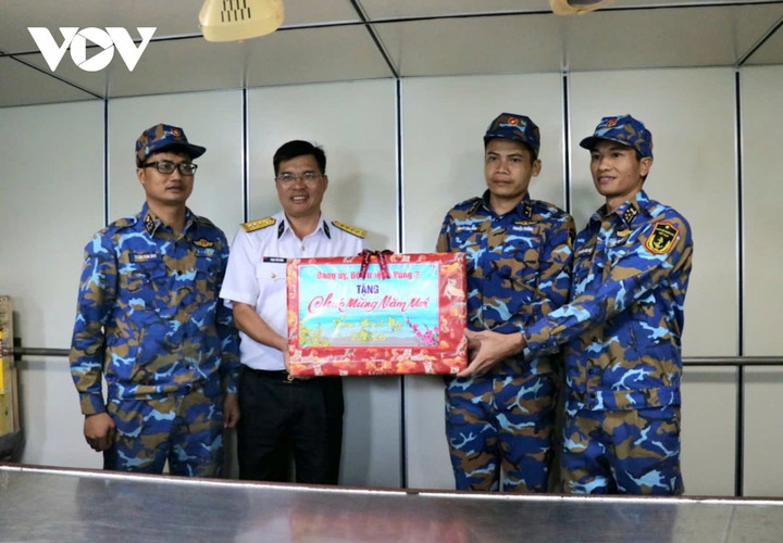 Thay mặt đoàn công tác Đại tá Phạm Tiến Dũng, Phó Tham mưu trưởng Vùng 2 Hải quân chúc tết, tặng quà cán bộ, chiến sĩ Tàu Tàu 637, Hải đội 511, Lữ đoàn 127, Vùng 5 Hải quân đang thực hiện nhiệm vụ