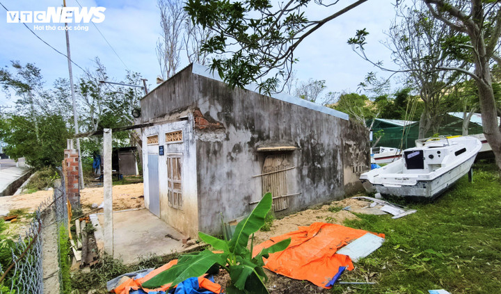 Không chỉ người dân, một số doanh nghiệp kinh doanh du lịch thuê lại đất của các hộ cũng đóng cửa, trang thiết bị cũng bị bỏ lại. Nhà cửa thiệt hại sau cơn bão lũ mà muốn kinh doanh tiếp cũng không xong.