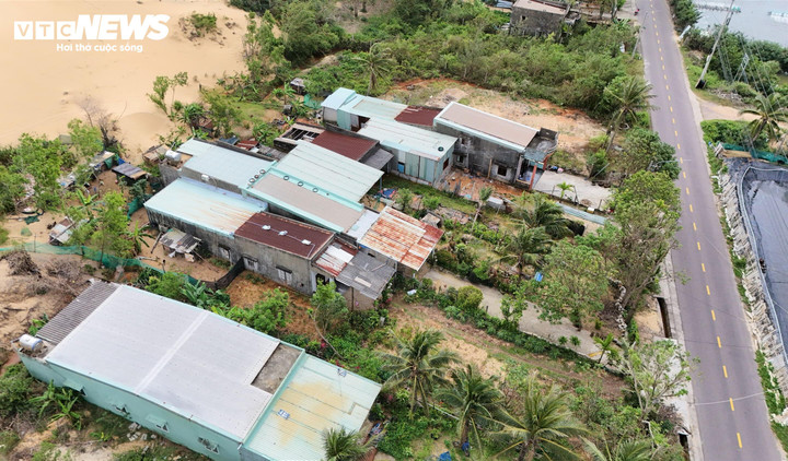 Dọc theo tuyến đường DT639 cũ ven đầm, hàng loạt ngôi nhà cấp 4 cũ kỹ, xuống cấp trầm trọng theo thời gian "treo" của dự án, thậm chí những căn nhà tốc mái, đổ sập do cơn bão lũ lịch sử cuối tháng 11/2025 vừa qua vẫn không dám sửa chữa, xây dựng nhà mới.