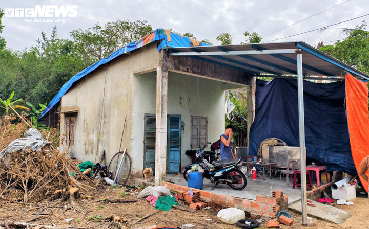 Nhiều hộ dân có gần 10 nhân khẩu phải sống chung trong căn nhà hơn 40 m² chật hẹp, ẩm thấp.