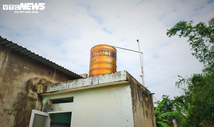 Ngoài ra, đa số người dân thôn Hội Tân phải sống, sinh hoạt với nguồn nước bị nhiễm phèn nặng hàng chục năm qua cho dù có khoan giếng sâu. Nước sạch muốn kéo về cũng không thể vì ảnh hưởng quy hoạch của dự án.