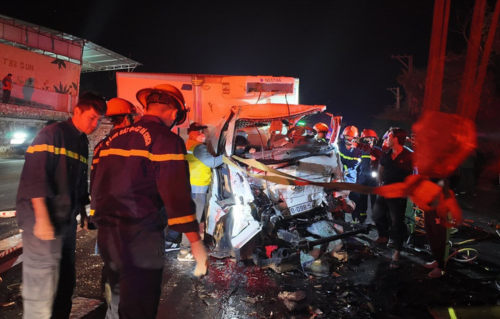 Cảnh sát triển khai phương án cứu hộ, phá cabin đưa nạn nhân ra ngoài. (Ảnh: SOS TP Bảo Lộc)