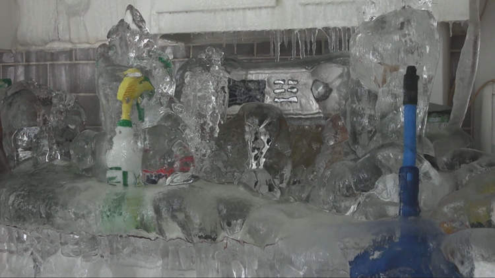 Chủ 'khóc ròng' khi thấy nhà thành 'lâu đài băng' do người thuê tiết kiệm điện - 1