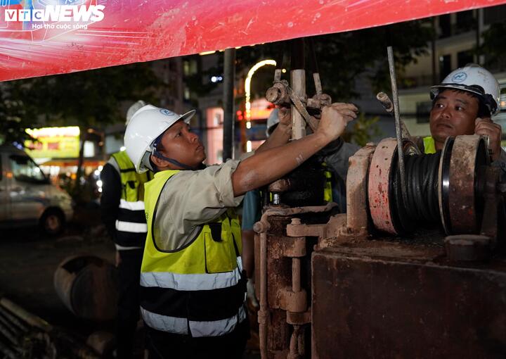 Công nhân, kỹ sư thực hiện việc khoan khảo sát địa chất tại ga Lê Thị Riêng - tuyến Metro số 2.