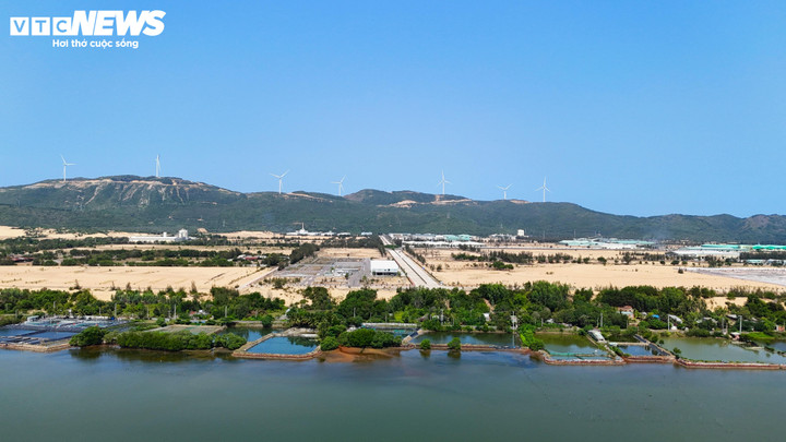 Tại thời điểm đó có 84 hộ dân bị ảnh hưởng bởi dự án và Ban Quản lý KKT tỉnh Bình Định (cũ) đã tham mưu phương án 8 đợt đền bù.Tuy nhiên, Công ty Phú Sơn Thuận có trách nhiệm về kinh phí chi trả bồi thường, hỗ trợ giải phóng mặt bằng cho dự án trên nhưng đã không thực hiện.