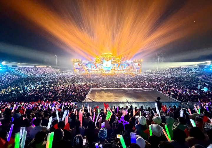 Hơn 50.000 khán giả đổ về khiến các khán đài sân khấu không còn một chỗ trống.
