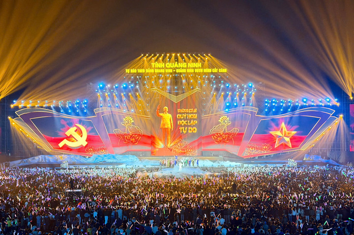 Concert “Tự hào theo Đảng quang vinh - Quảng Ninh vươn mình cất cánh” với sự kết hợp âm thanh, ánh sáng đã mang đến cho hàng vạn khán giả một đêm nghệ thuật mãn nhãn.