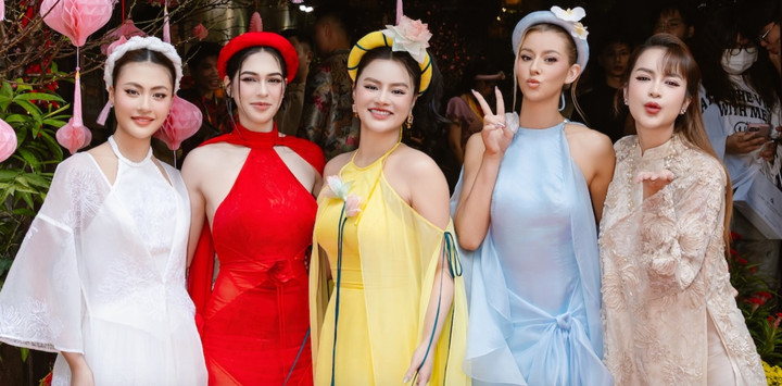 Dàn mỹ nhân đọ sắc trong trang phục truyền thống.