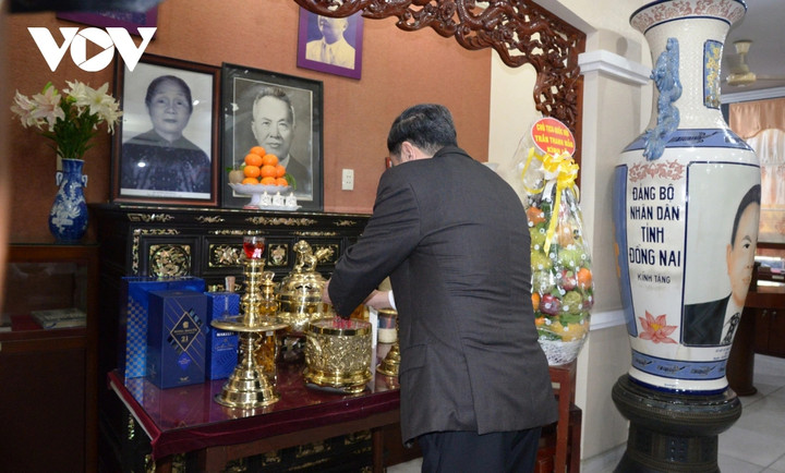 Chủ tịch Quốc hội Trần Thanh Mẫn dâng hương tưởng nhớ cố Chủ tịch Quốc hội Nguyễn Hữu Thọ. (Ảnh: Hà Khánh)