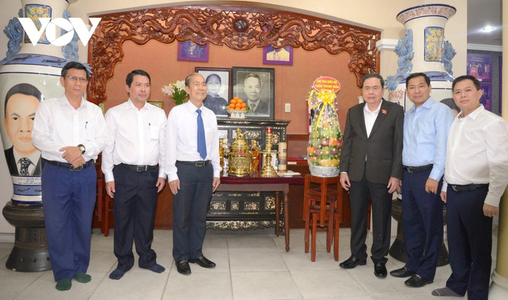 Chủ tịch Quốc hội Trần Thanh Mẫn cùng đoàn công tác chụp ảnh lưu niệm. (Ảnh: Hà Khánh)