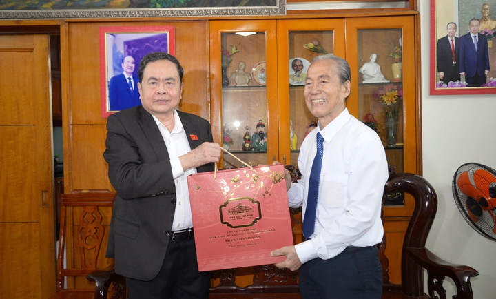 Chủ tịch Quốc hội Trần Thanh Mẫn trao quà cho ông Nguyễn Hữu Châu, con trai cố Luật sư Nguyễn Hữu Thọ. (Ảnh: Hà Khánh)